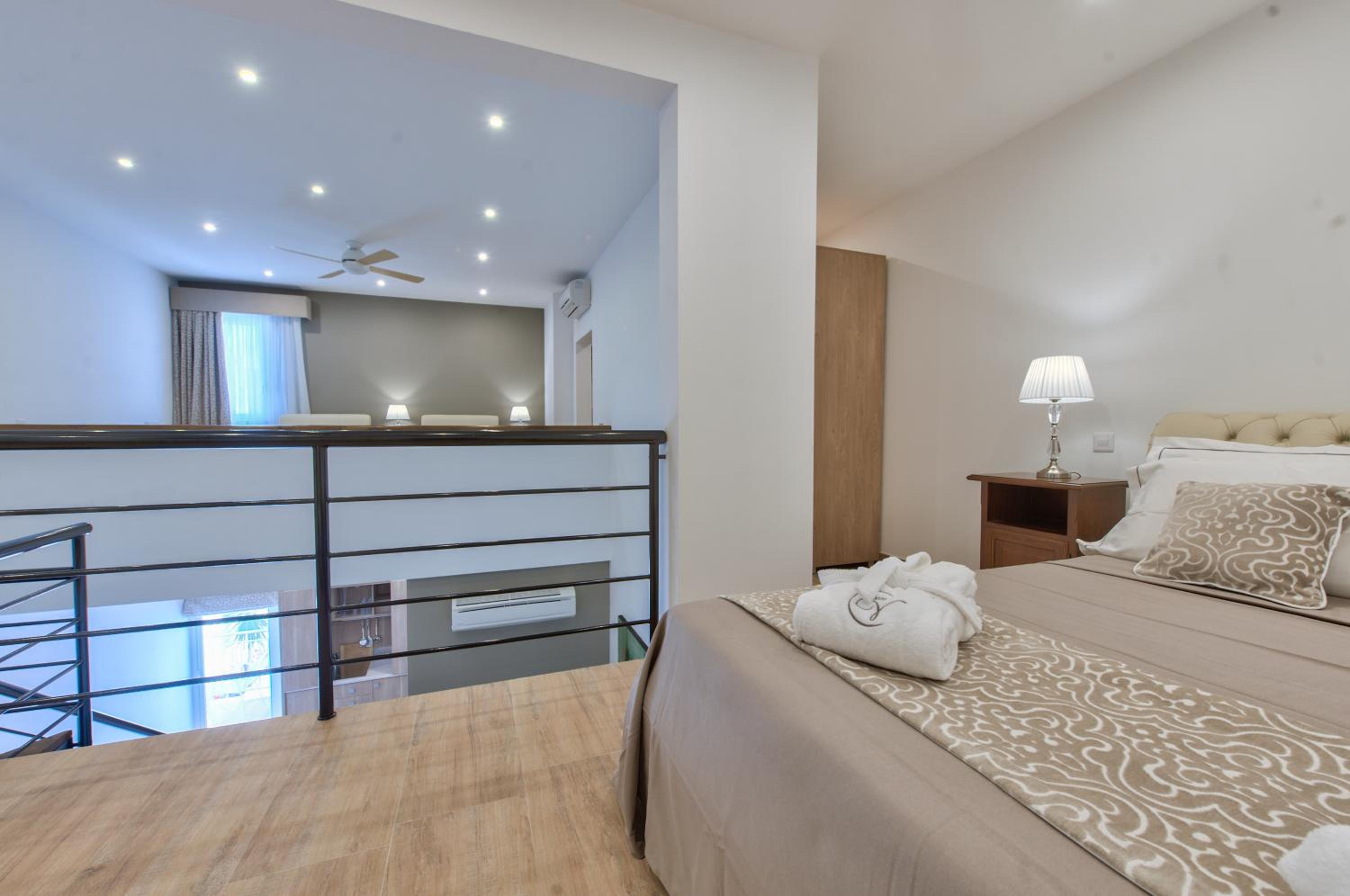 Deluxe, Studio, Two Story