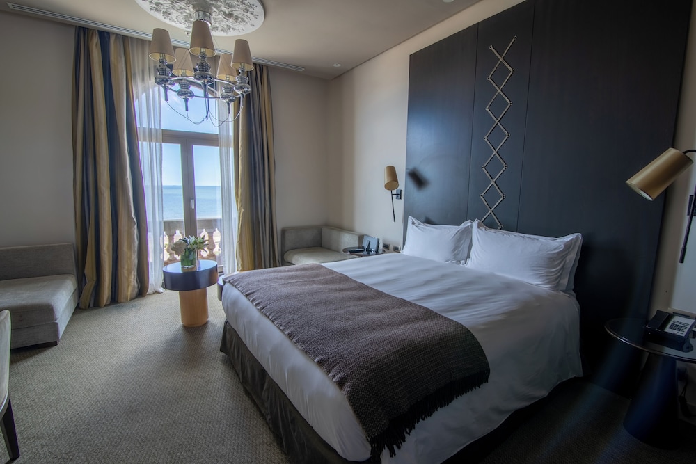 LUXURY QUEEN BED