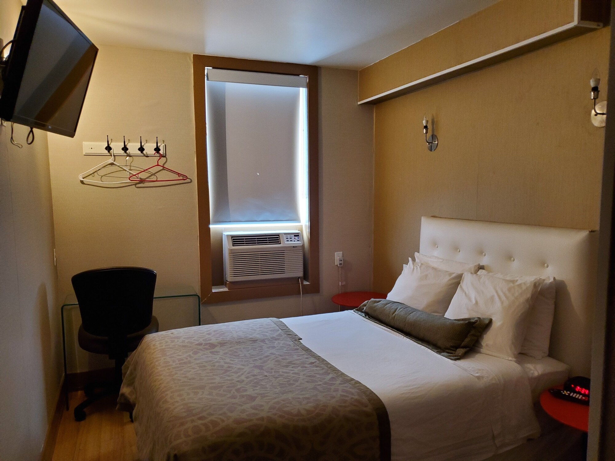 ROOM, QUEEN BED