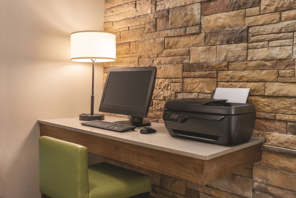 Country Inn & Suites by Radisson, Buffalo, MN 34/37