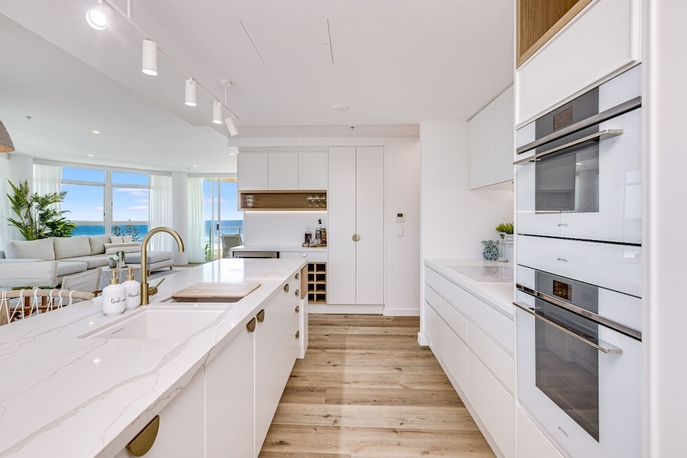 Kirra Surf Apartments 10/75