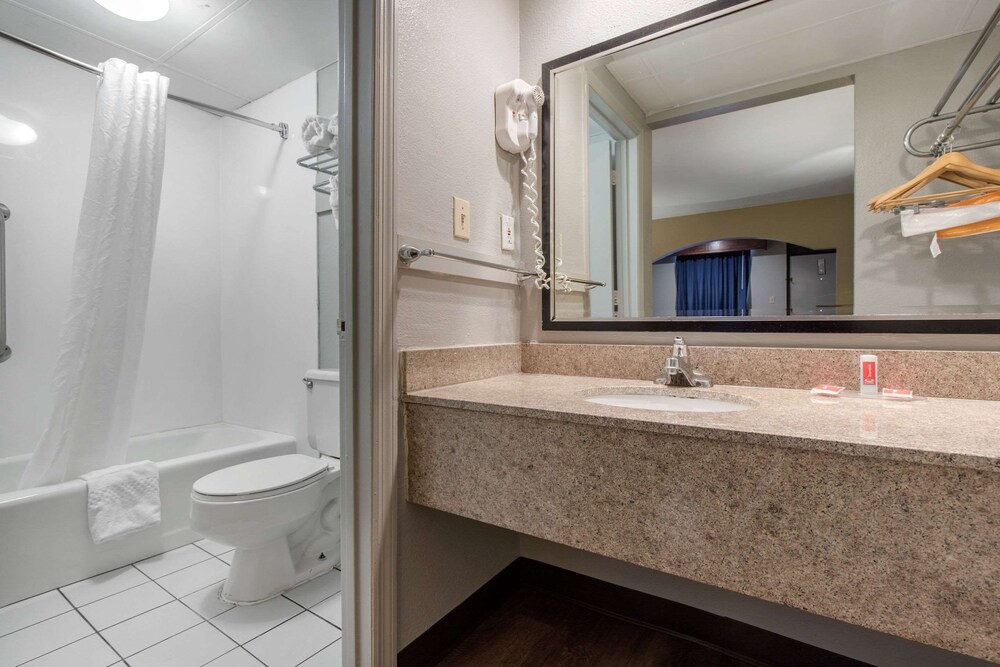 غرفة مفردة بسرير كينج مع أريكة للمدخنين، Econo Lodge Aiken Central 2/3