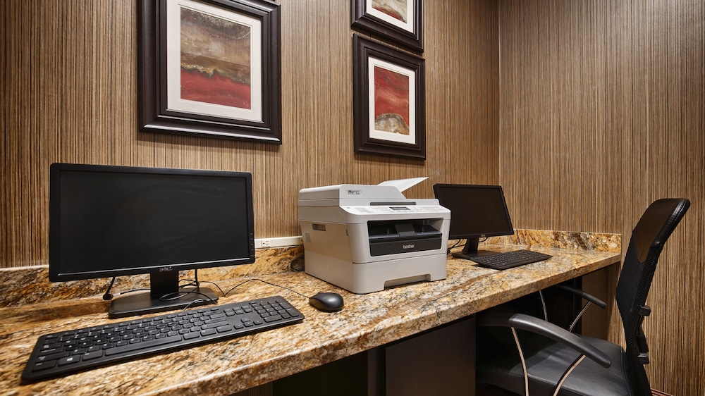 Best Western Plus Hobby Airport Inn and Suites 41/58