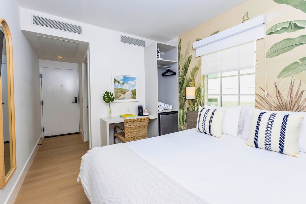 ROOM, QUEEN BED