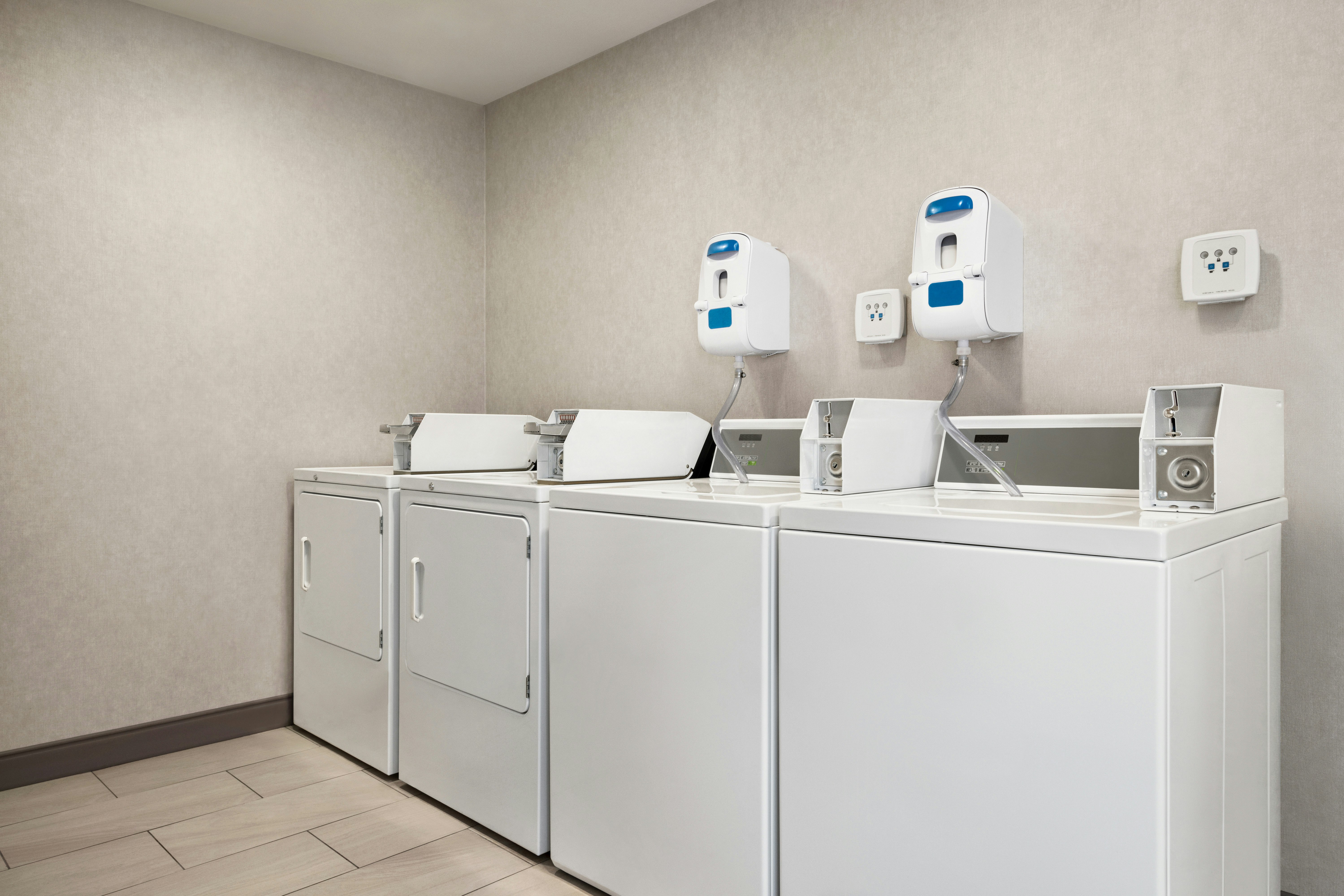 Holiday Inn Express Syracuse Airport 10/65