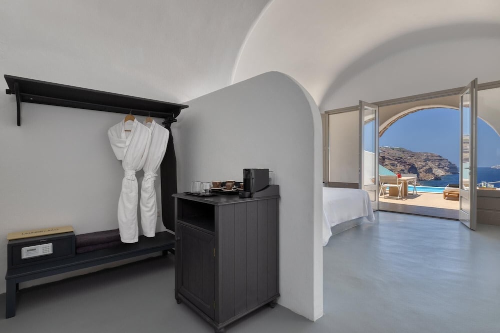 Grand Ambassador Santorini Hotel 12/78