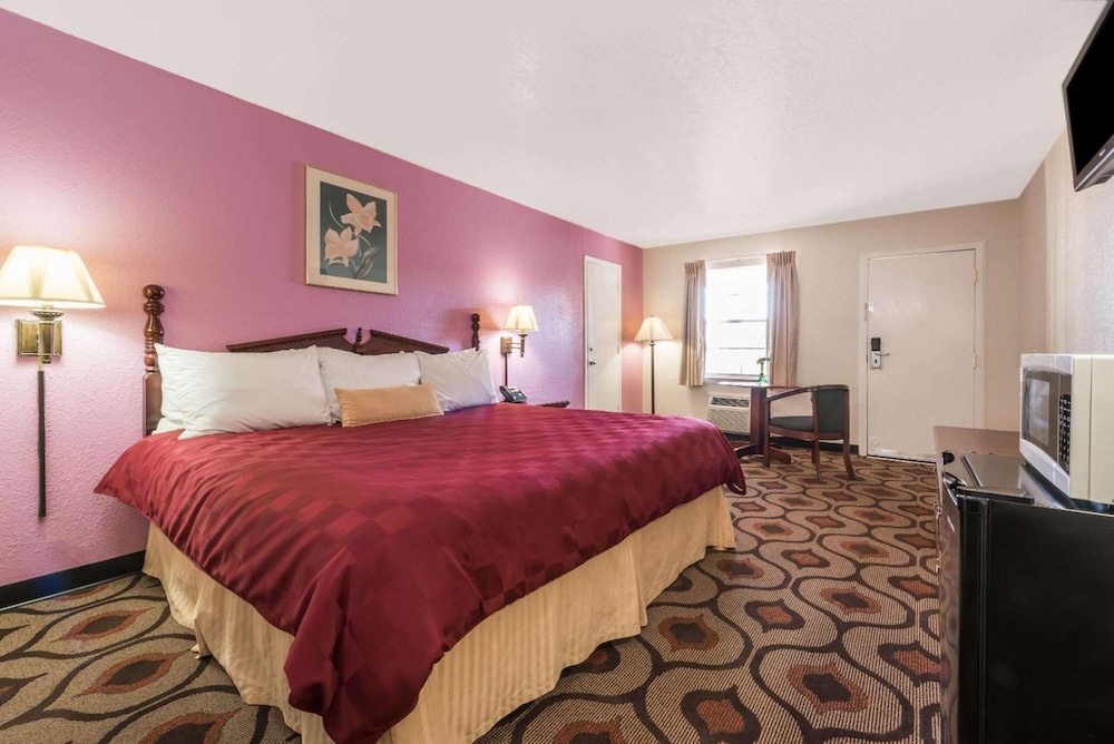 Knights Inn Mineral Wells 10/45