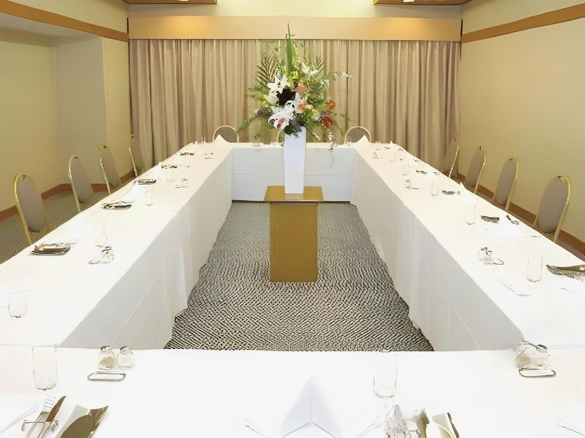 Cypress Garden Hotel 42/48