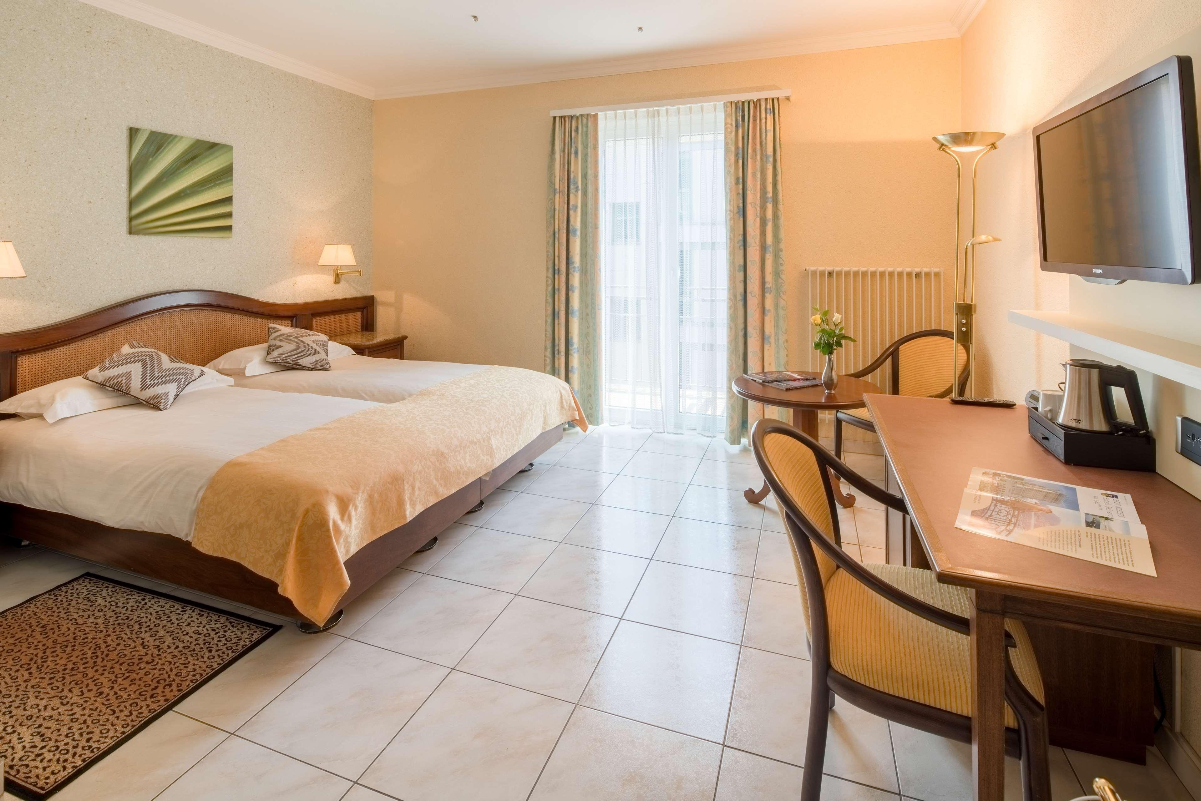 Deluxe, Twin Beds, Lake Front