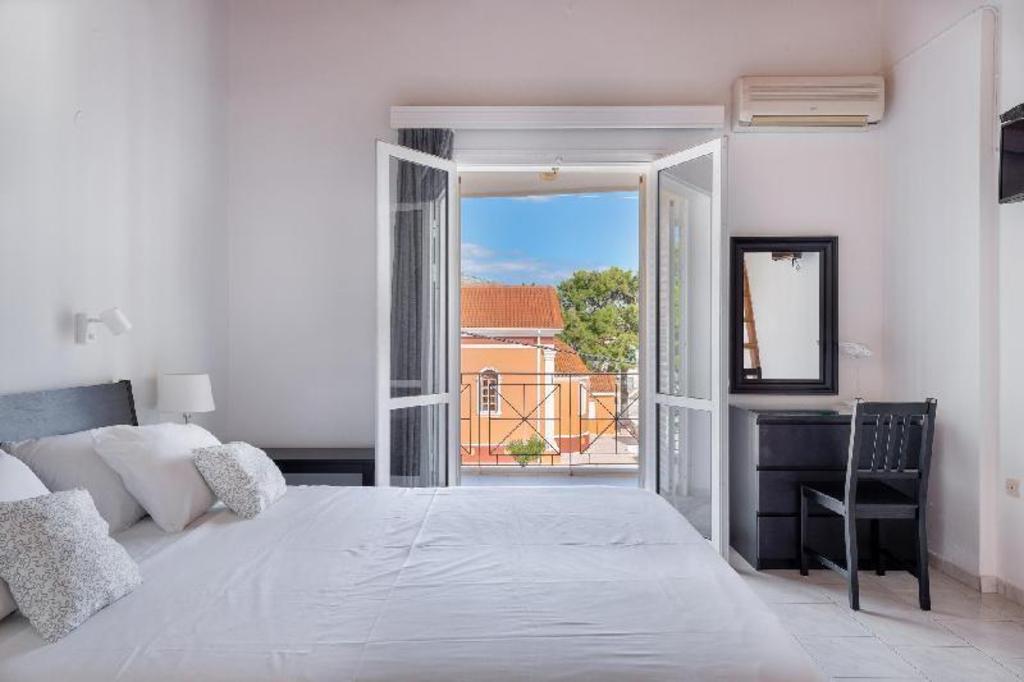 Room, Double Bed, Lateral Side Sea View