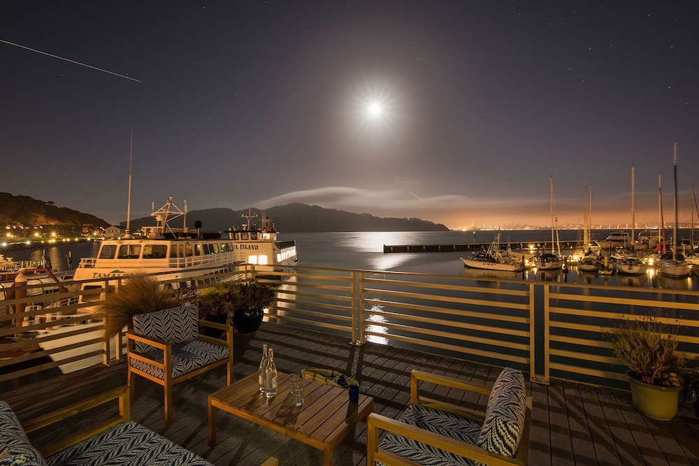 Waters Edge Hotel 27/44