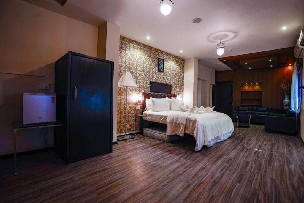 Hotel Creek 8/33