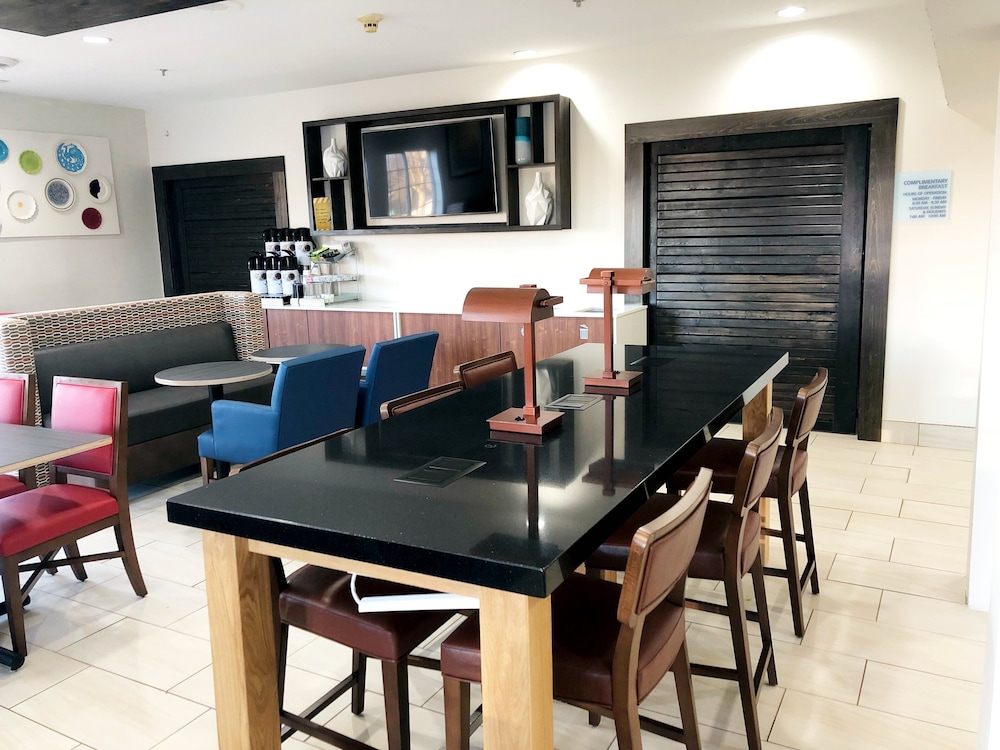 Holiday Inn Express and Suites Harrison an IHG Hotel 25/30