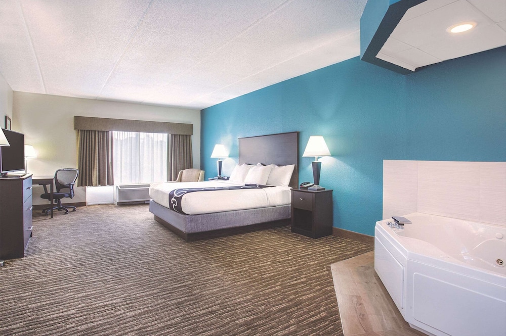 SUITE, KING BED, JETTED TUB