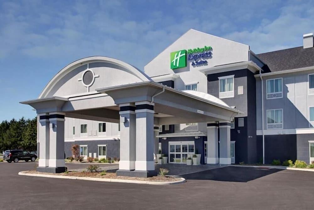 Holiday Inn Express Hotel & Suites North Fremont 1/58