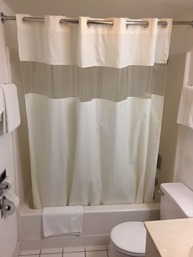 Luxury Inn &amp; Suites 12/26