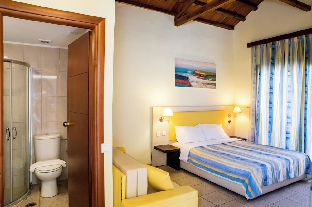 Superior, Single Bed, Garden or Pool View 4/4