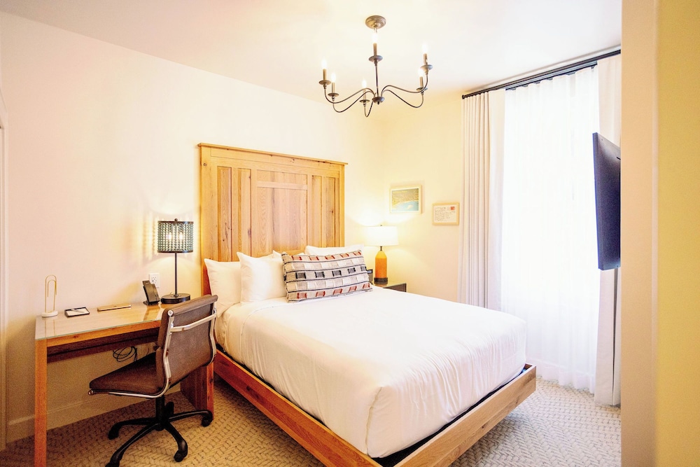 HISTORICAL, QUEEN BED