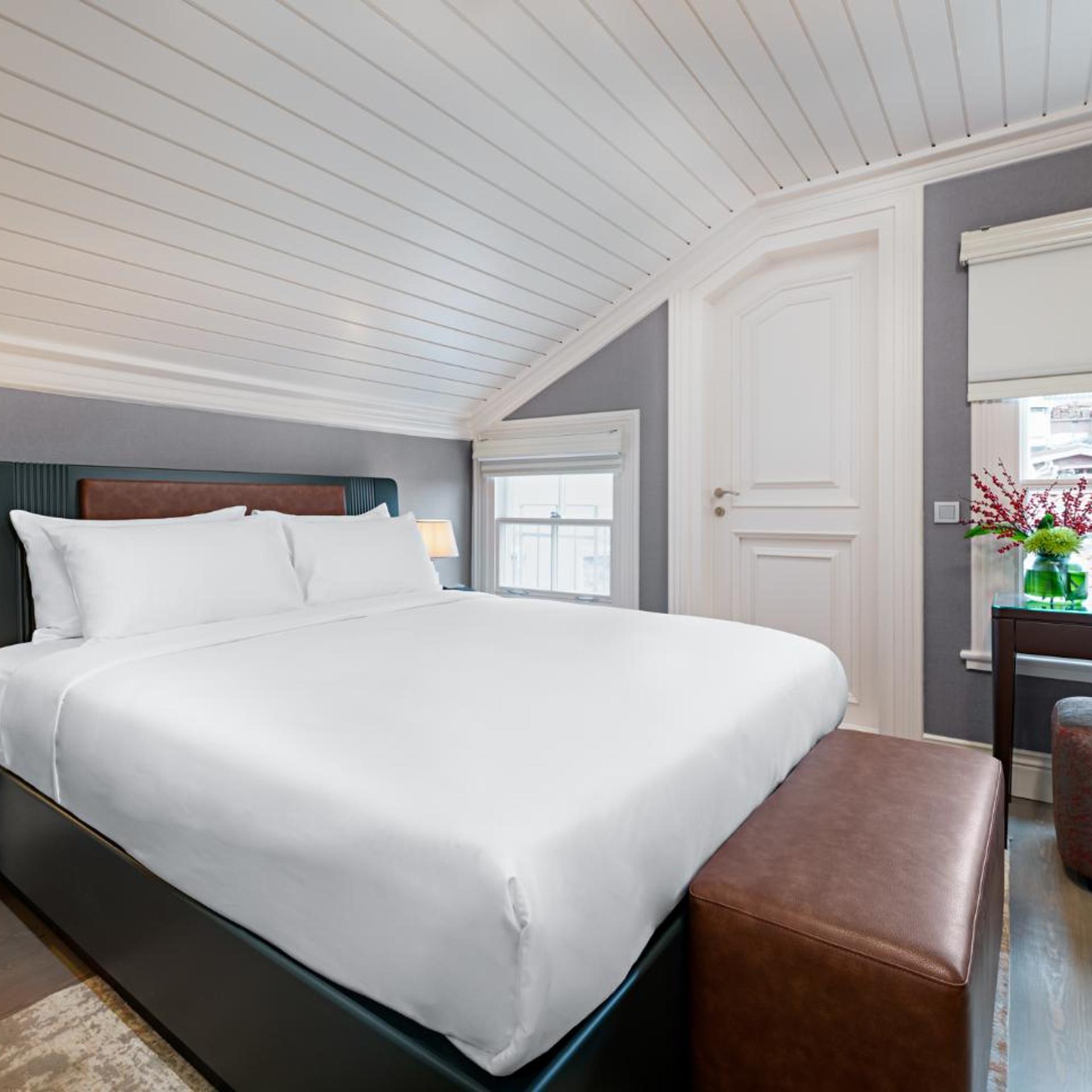 Penthouse Suite, Sofa