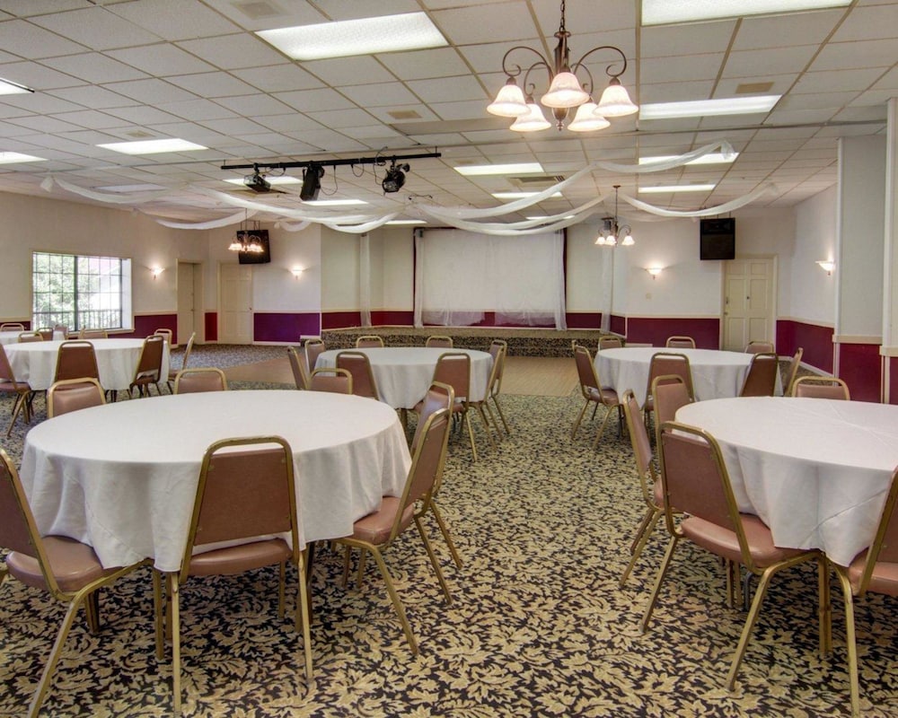 Rodeway Inn Conference Center El Dorado 28/31