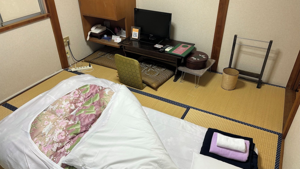 ROOM, TWIN BEDS
