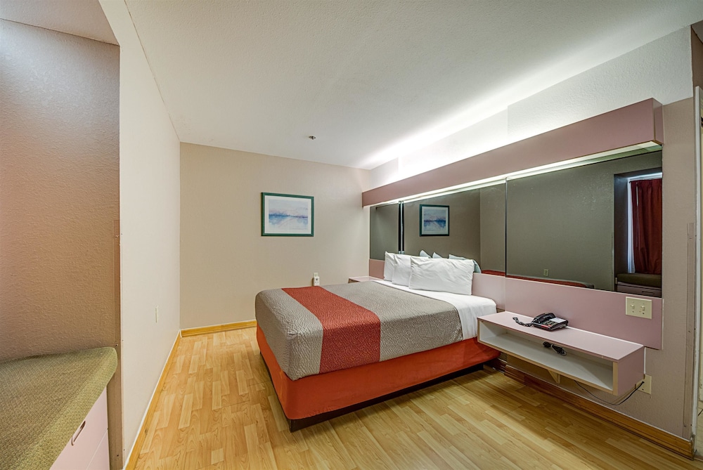 Motel6 McAllen, TX - East 12/60