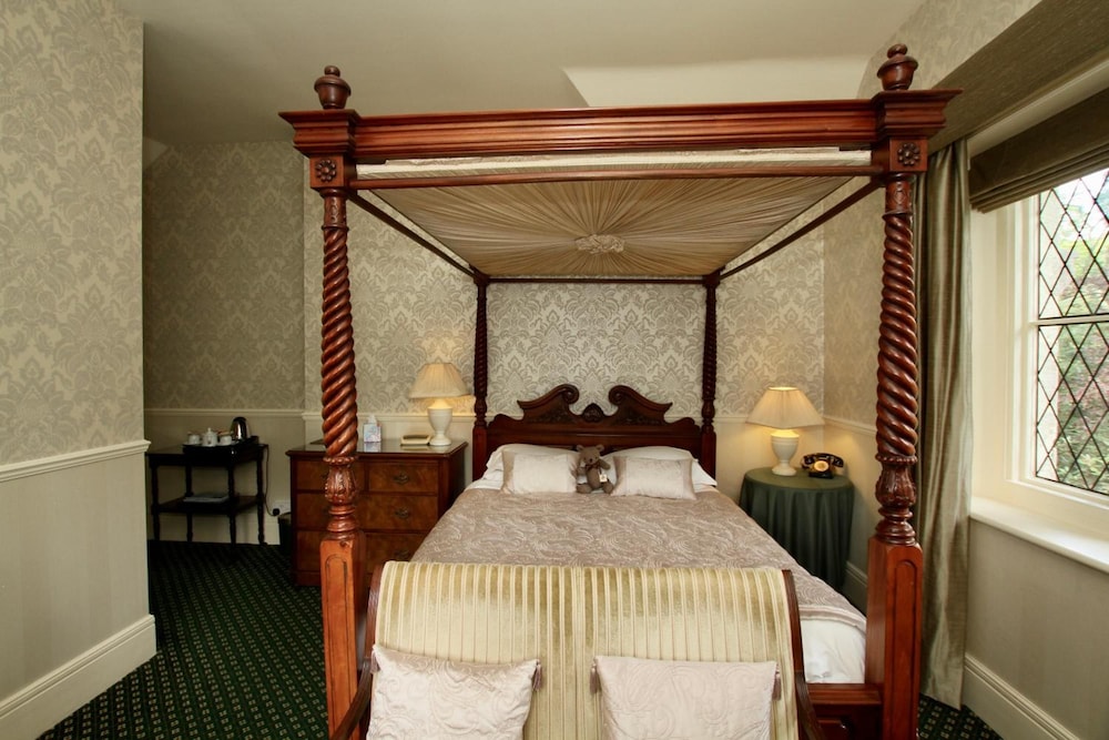 Rylstone Manor Hotel 5/50