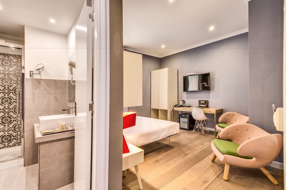 Hotel 87 Eighty-seven 27/72