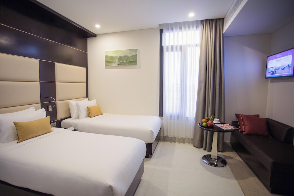 Deluxe, Twin Beds, City View, Holiday Beach Hotel Danang 6/10