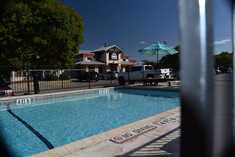 Super 8 by Wyndham Fredericksburg 6/51