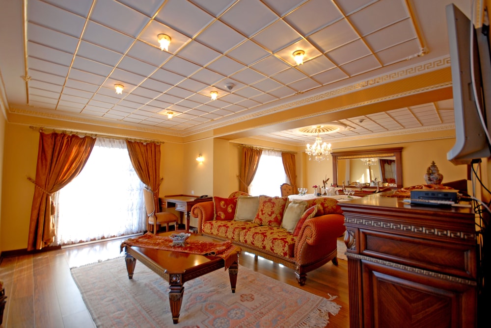 Tourist Hotel 33/63