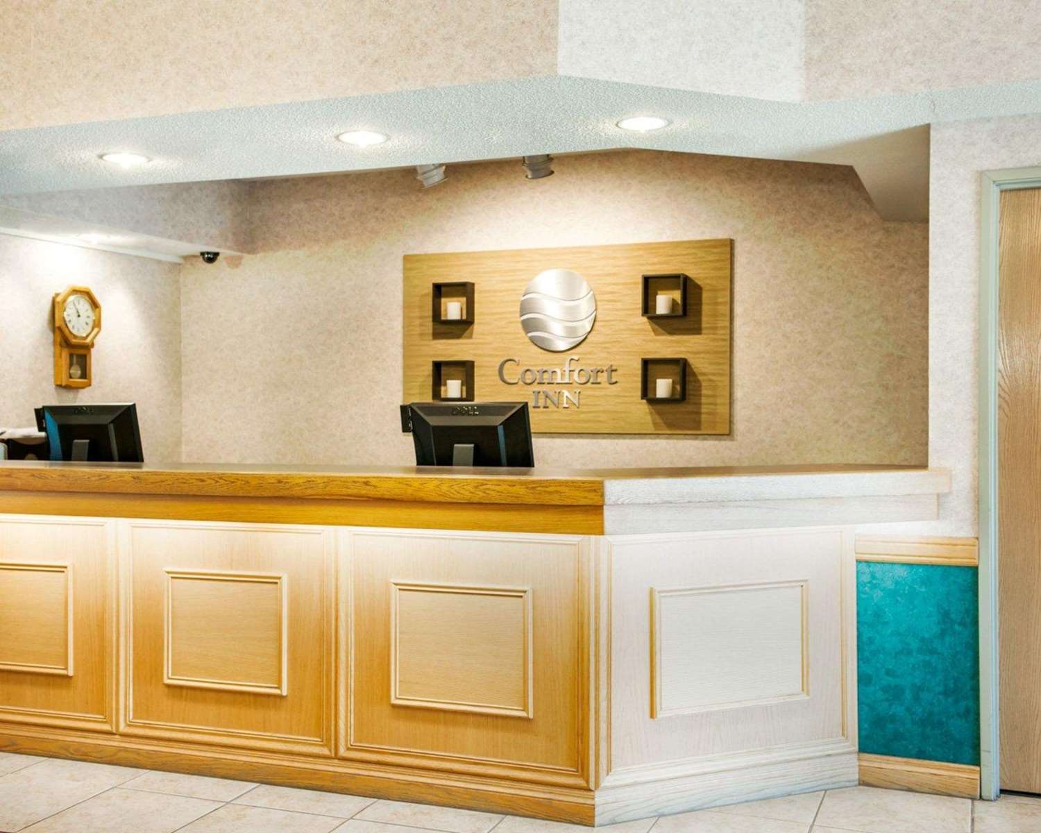 Comfort Inn Goshen, IN 8/36