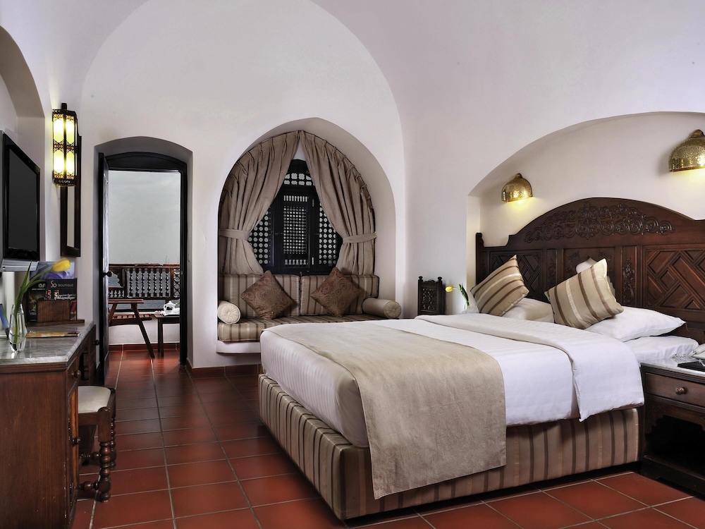 CLASSIC, QUEEN BED, PARTIAL SEA VIEW