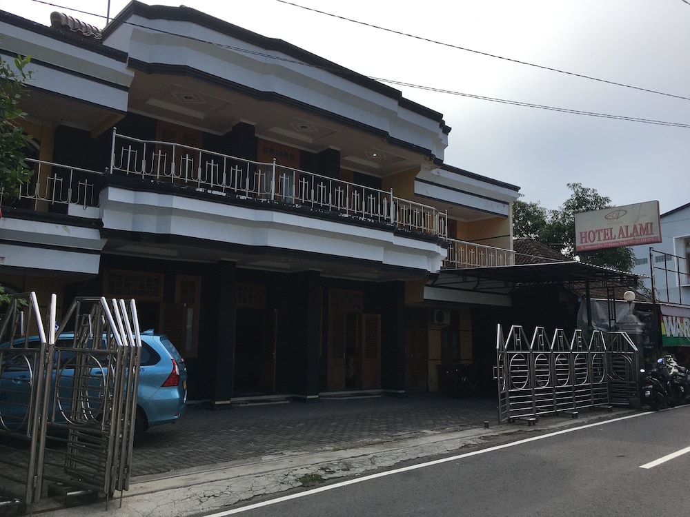 Hotel Alami near Alun-Alun Klaten 2/40