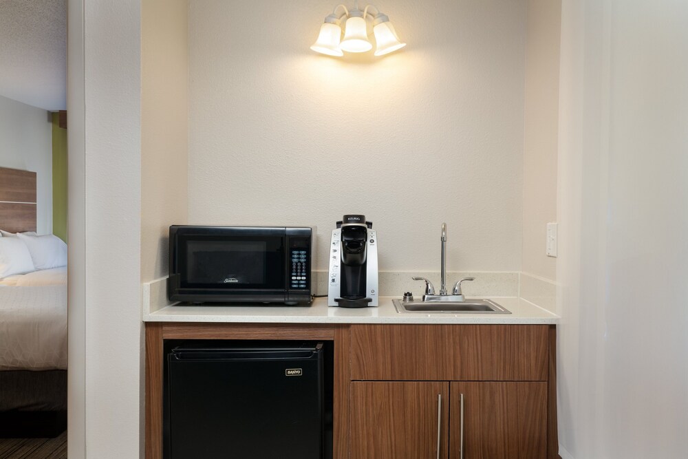 Holiday Inn Express Hotel & Suites Milton East I-10 59/73