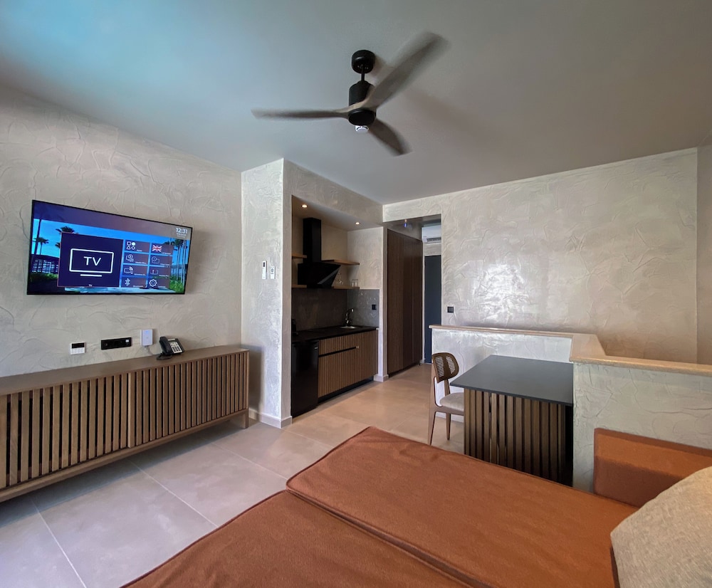 Royal Hotel and Suites 30/49