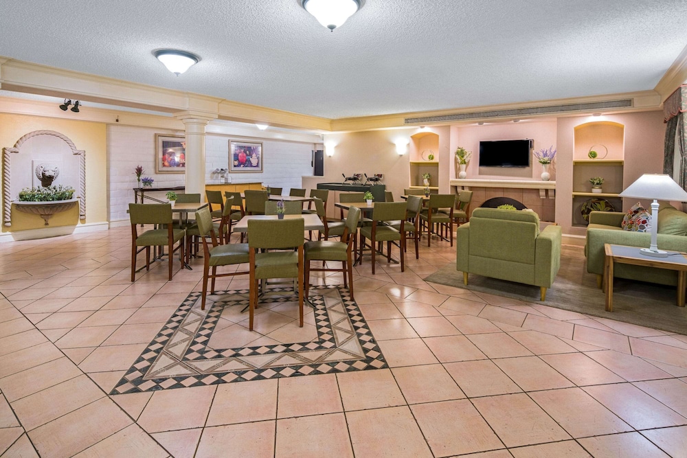 Days Inn by Wyndham San Diego Vista 35/46