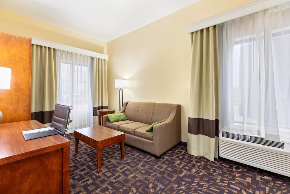 Comfort Inn and Suites North Aurora Naperville 29/50
