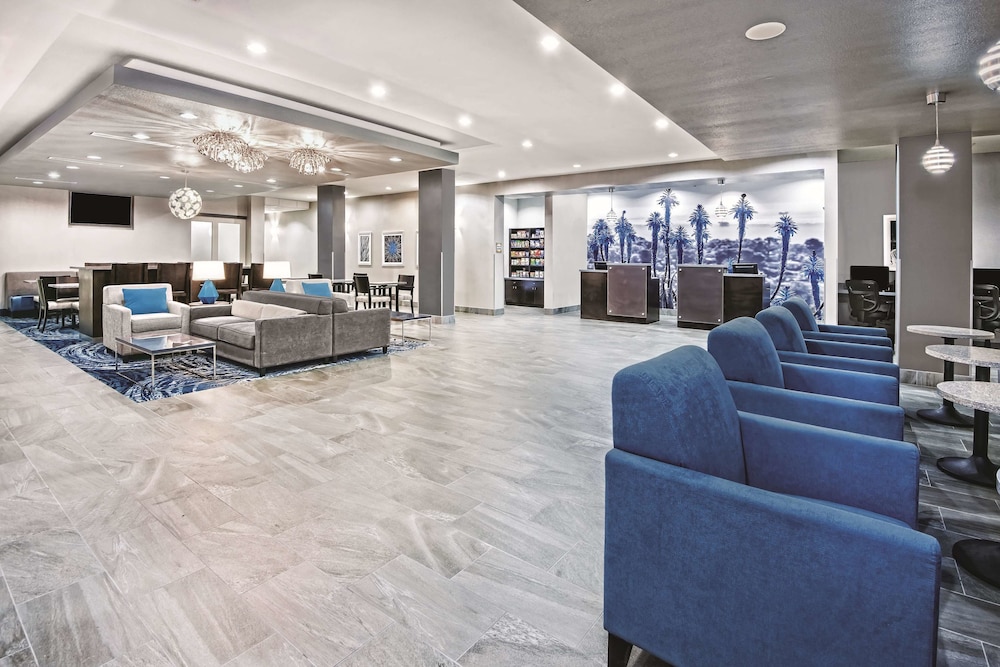 La Quinta Inn Suites By Wyndham Victoria South 6/55
