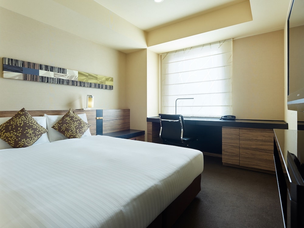 Moderate, Queen Bed