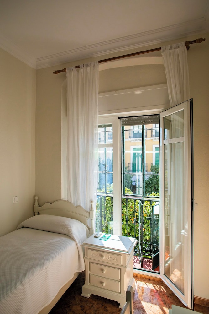 ROOM, SINGLE, SHARED BATHROOM