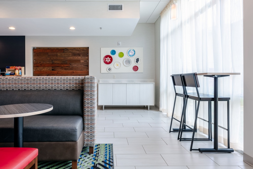 HOLIDAY INN EXPRESS CALHOUN SOUTH 57/82