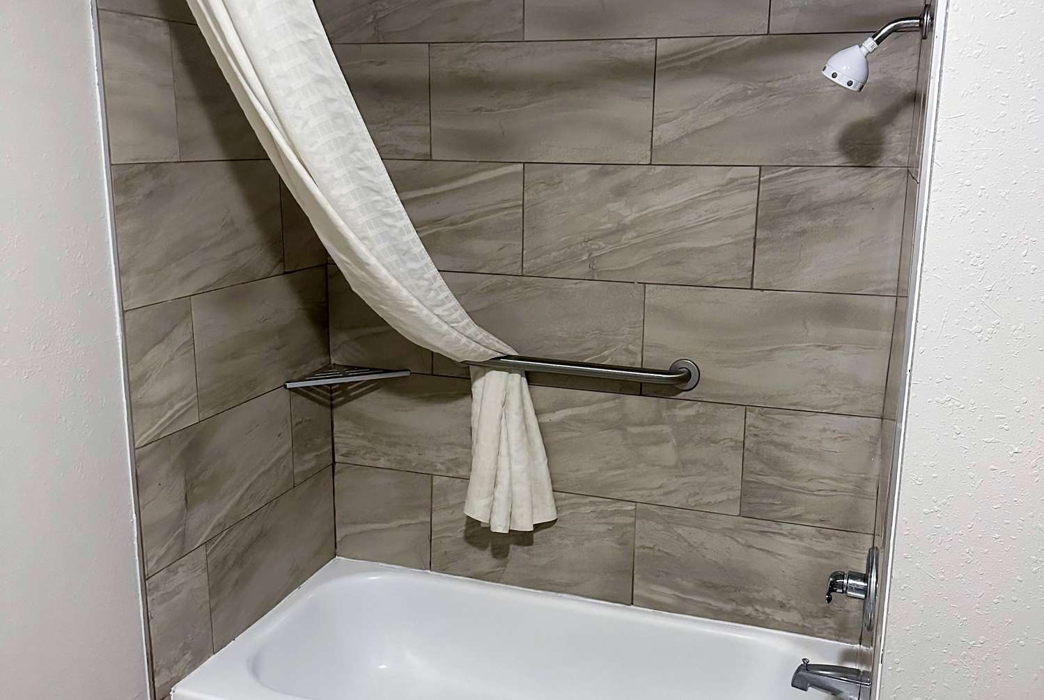 Days Inn & Suites By Wyndham Opelousas 12/13