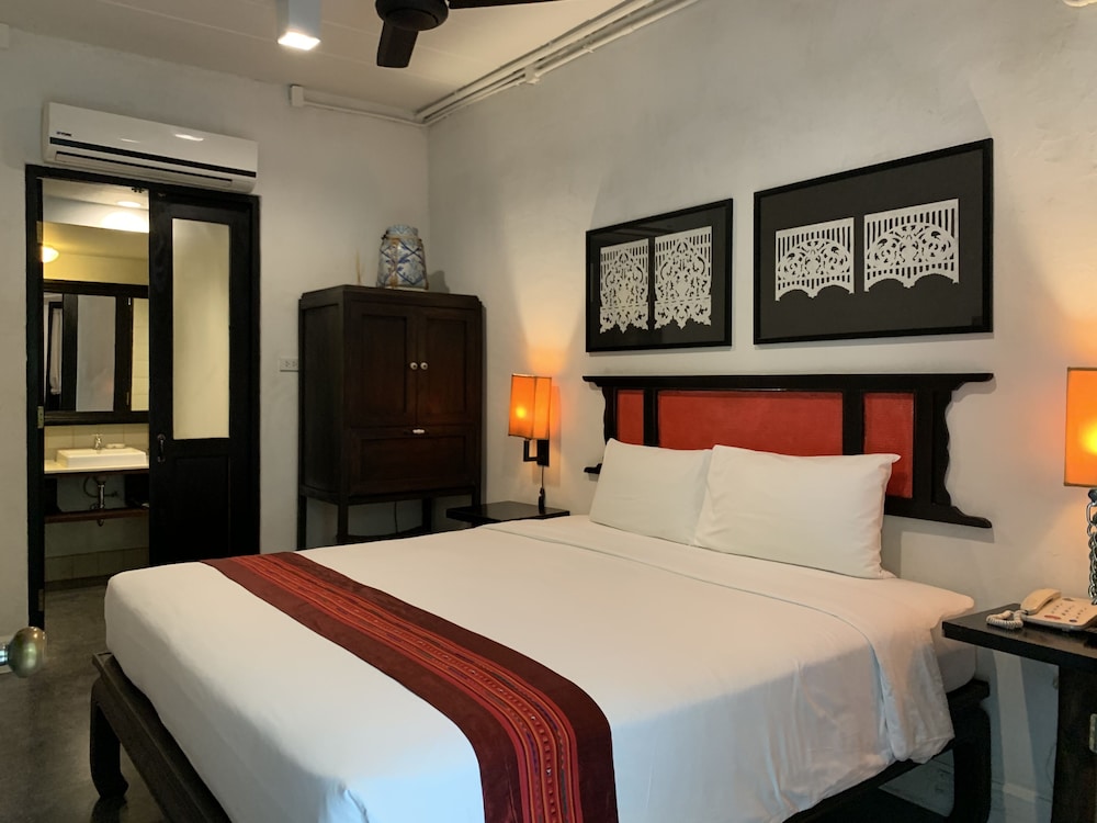 99 the Gallery Hotel 30/77