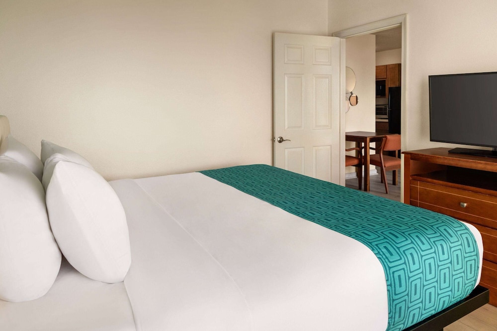 EFFICIENCY, KING AND TWIN BEDS