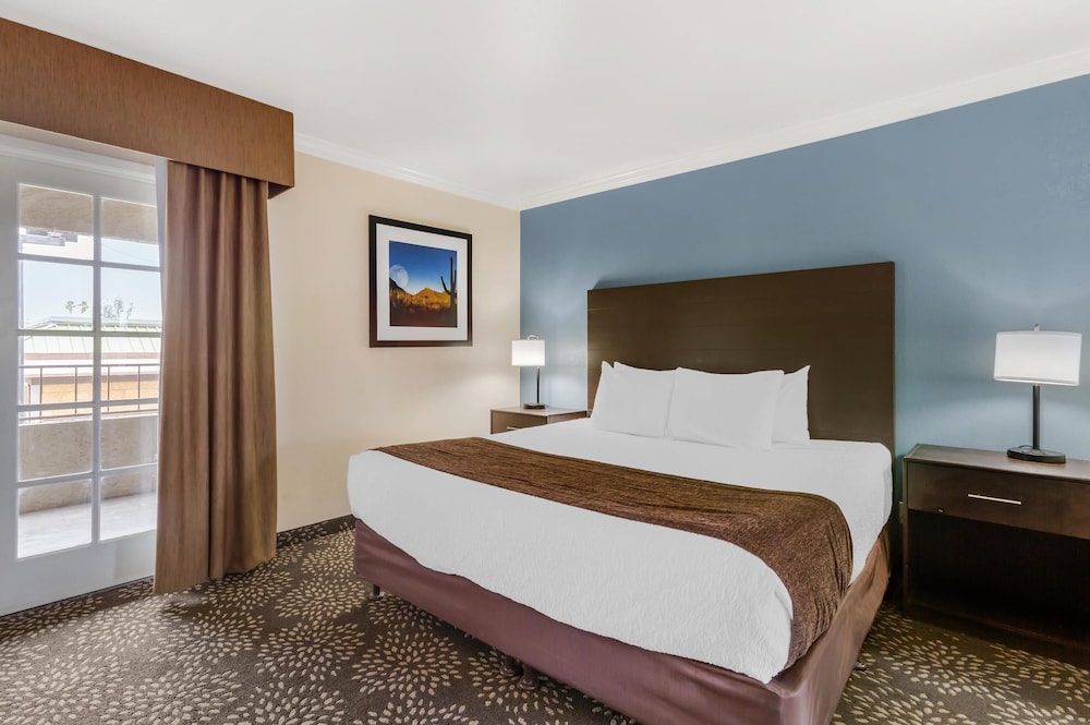 SUITE, KING BED, SOFA, BALCONY