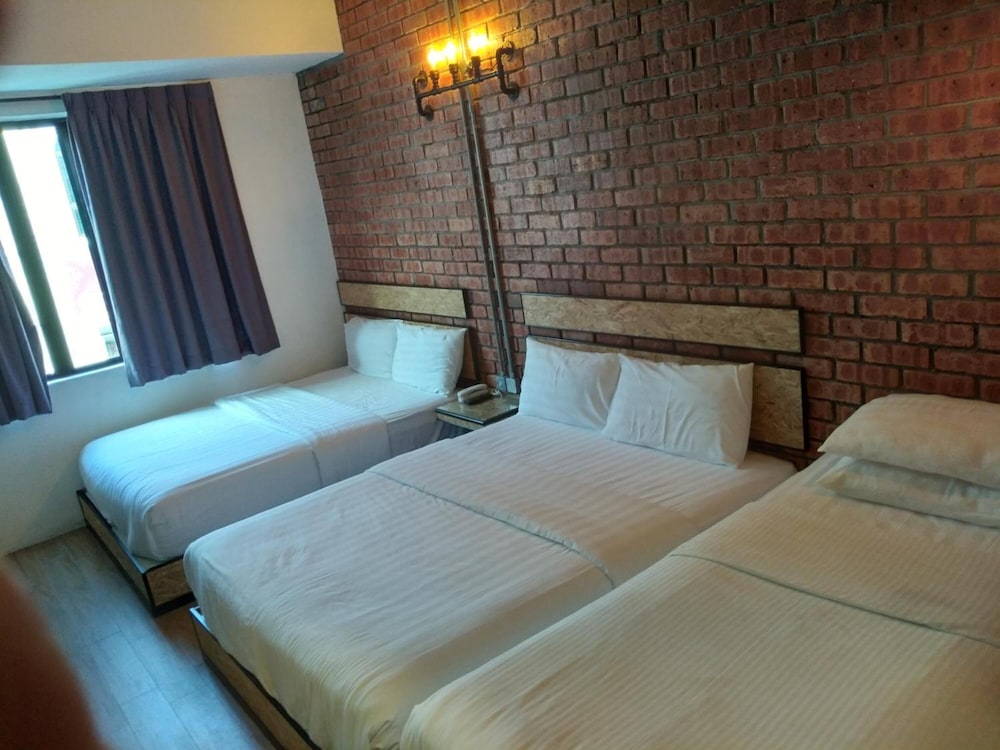 Brick Box Hotel 9/45