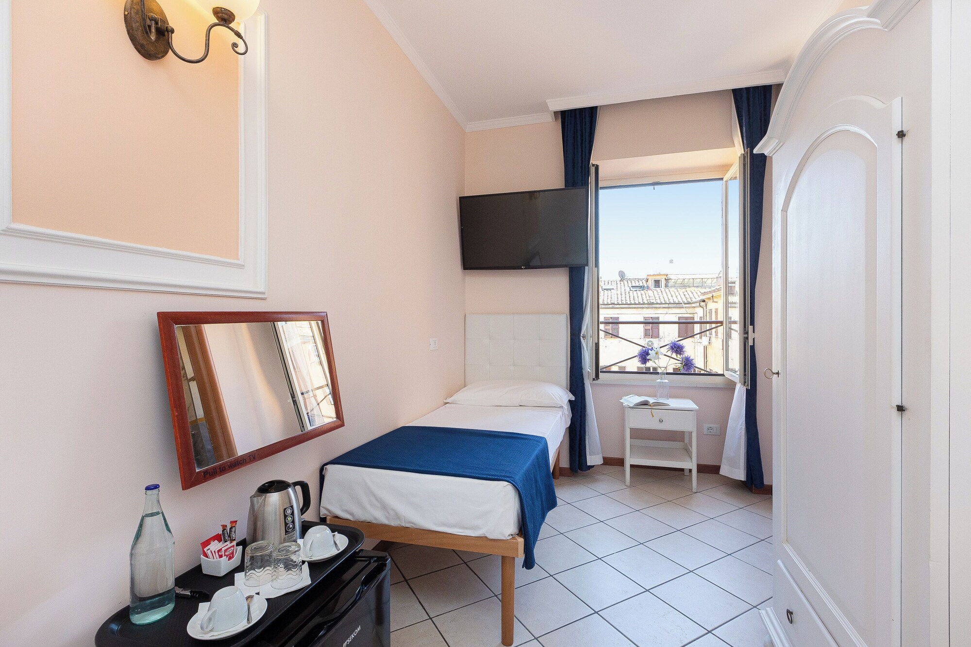 ROOM, TWIN BEDS