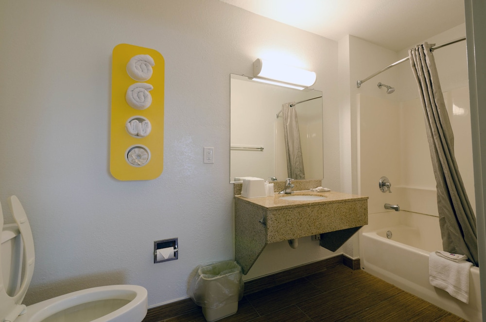 غرفة قياسية بسرير مزدوج للمدخنين لذوي الإعاقة، Motel6 Camp Springs, DC - South Camp Springs 4/5