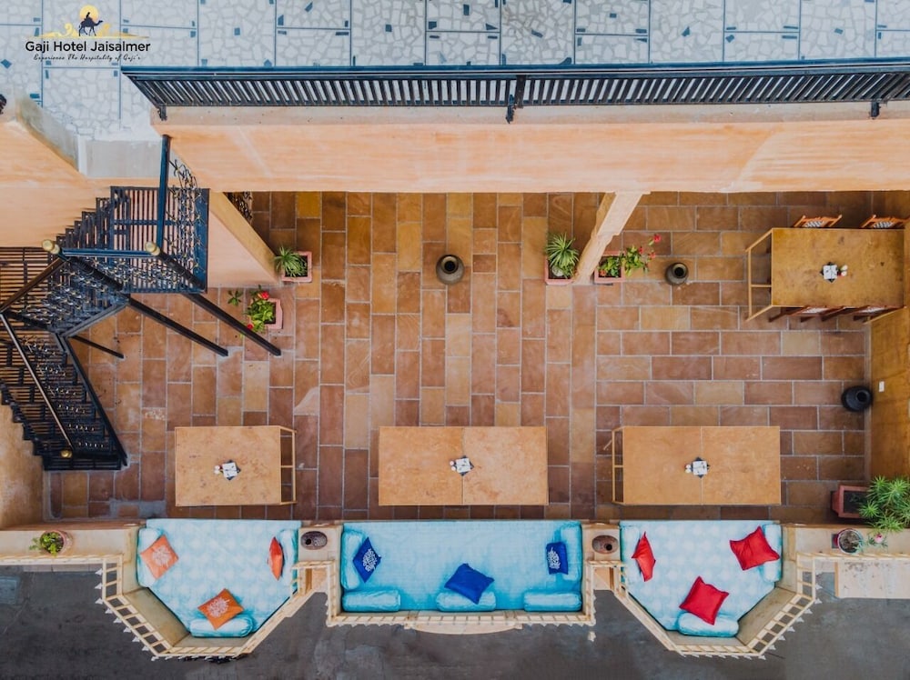 Gaji Hotel 42/64